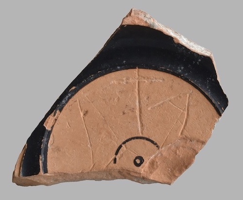 Fragment avec inscription IAS II *441, graffitée sur le fond et le pied d'un skyphos attique, vernis noir, provenant de Rocca di Entella (Ampolo 2019, pp. 80-81 fig. 111).